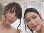 Dua gadis basah Jepang melayani pria