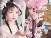 Gadis Tionghoa yang cantik sedang mengambil foto