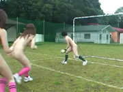 Gadis seksi telanjang dan berlatih masturbasi