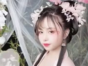 Gadis Tionghoa yang cantik sedang mengambil foto