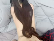 Pasangan Tionghoa berhubungan seks di tempat tidur